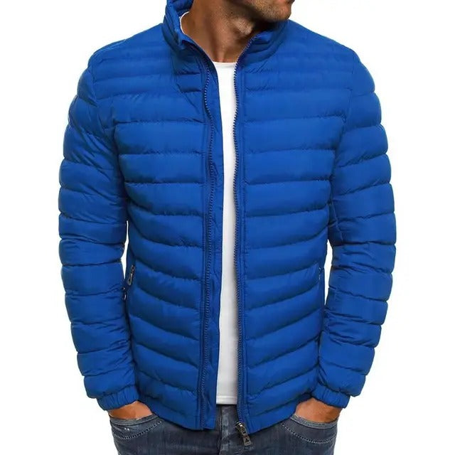 Grijze slanke heren tussenjas met opstaande kraag, moderne uitstraling, ideaal voor lente en zomer. Comfort en stijl gecombin