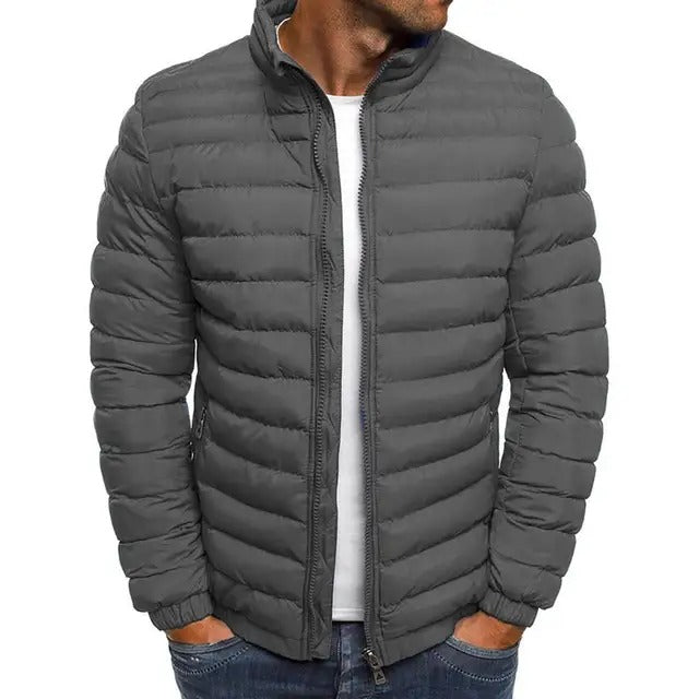Grijze slanke heren tussenjas met opstaande kraag, moderne uitstraling, ideaal voor lente en zomer. Comfort en stijl gecombin