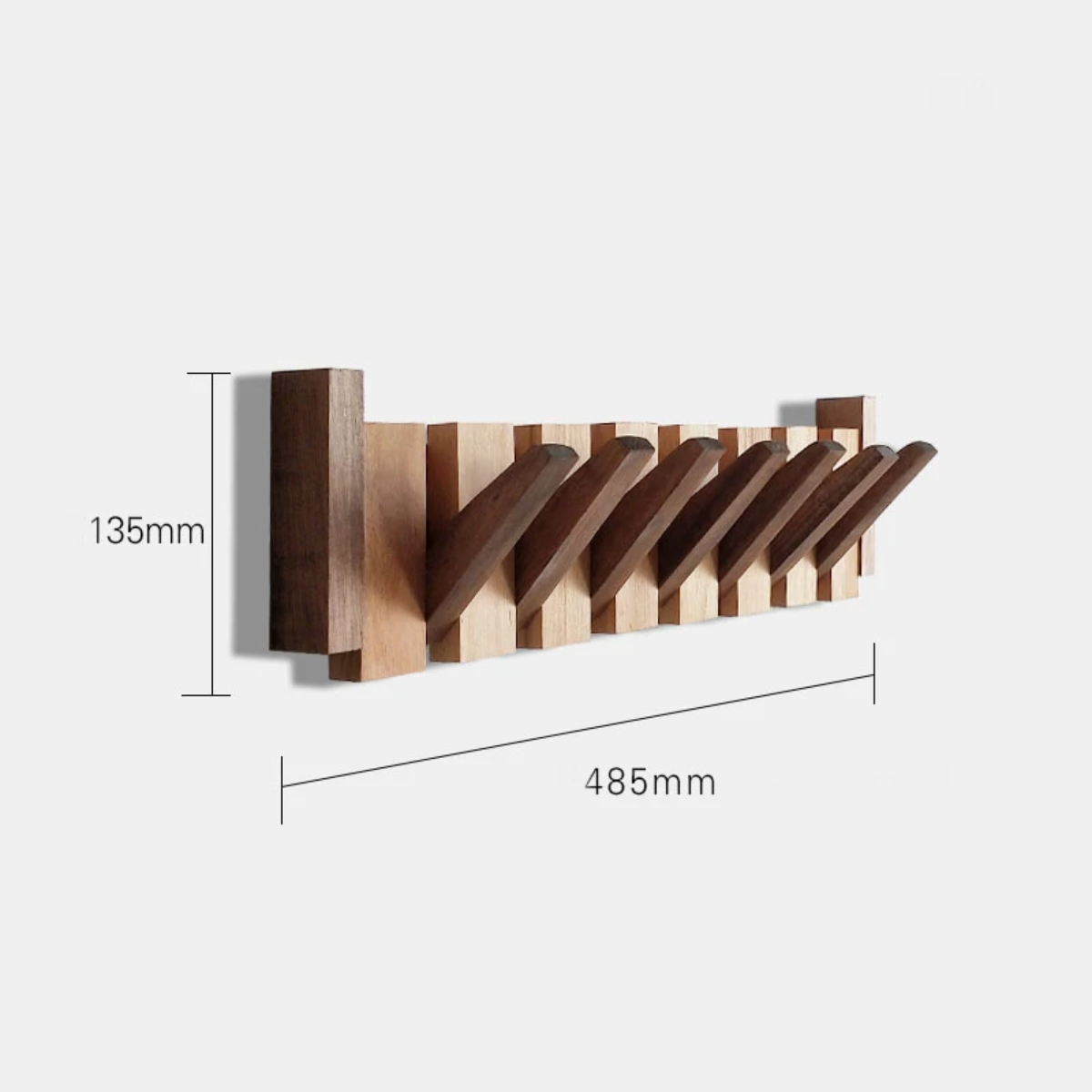 Handgemaakte houten kapstok in piano design met elegante, pianotoetsen uitstraling. Perfect voor stijlvolle jassenopslag.