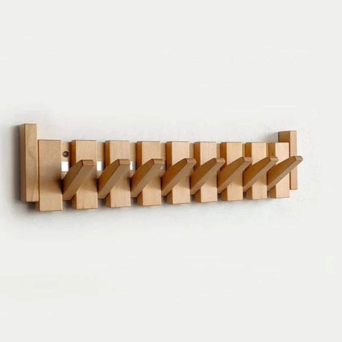 Handgemaakte houten kapstok in piano design met elegante, pianotoetsen uitstraling. Perfect voor stijlvolle jassenopslag.