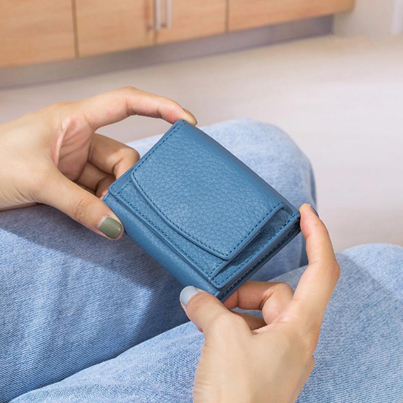 "Handgemaakte RFID portemonnee van zacht leer, stijlvol en veilig ontwerp, met meerdere opbergvakken, compact en duurzaam."
