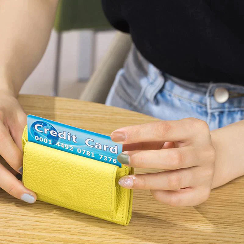 "Handgemaakte RFID portemonnee van zacht leer, stijlvol en veilig ontwerp, met meerdere opbergvakken, compact en duurzaam."