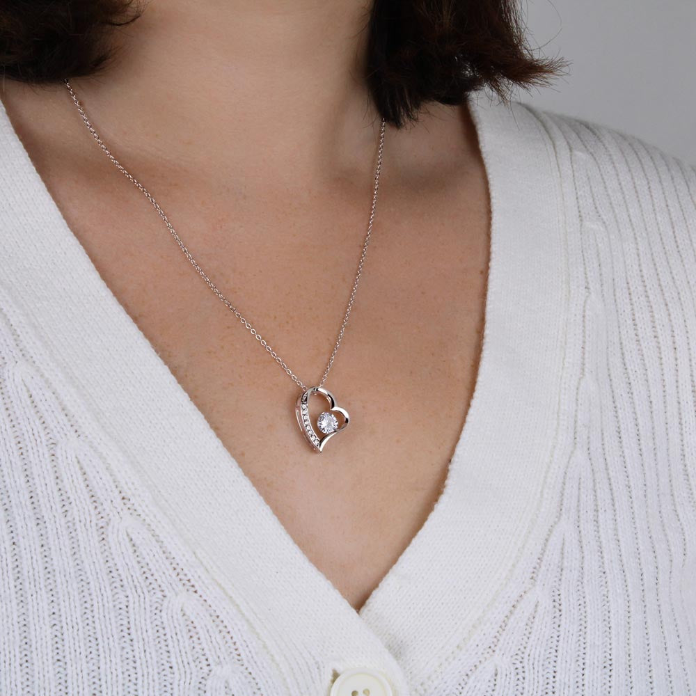 "Hartvormige ketting met sprankelende zirkonia, verstelbare lengte en elegant ontwerp voor dames, symbool van tijdloze liefde