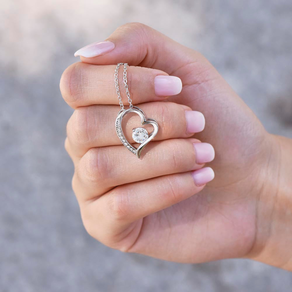 "Hartvormige ketting met sprankelende zirkonia, verstelbare lengte en elegant ontwerp voor dames, symbool van tijdloze liefde