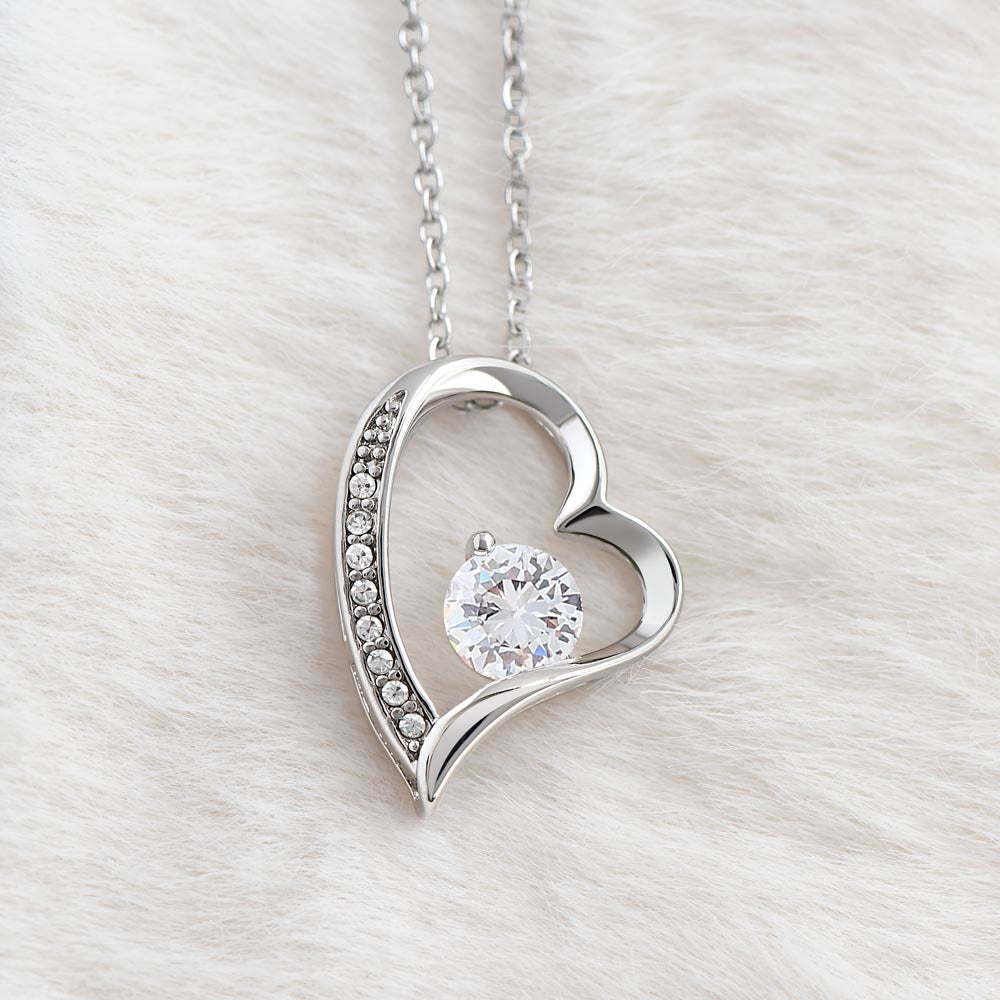 "Hartvormige ketting met sprankelende zirkonia, verstelbare lengte en elegant ontwerp voor dames, symbool van tijdloze liefde