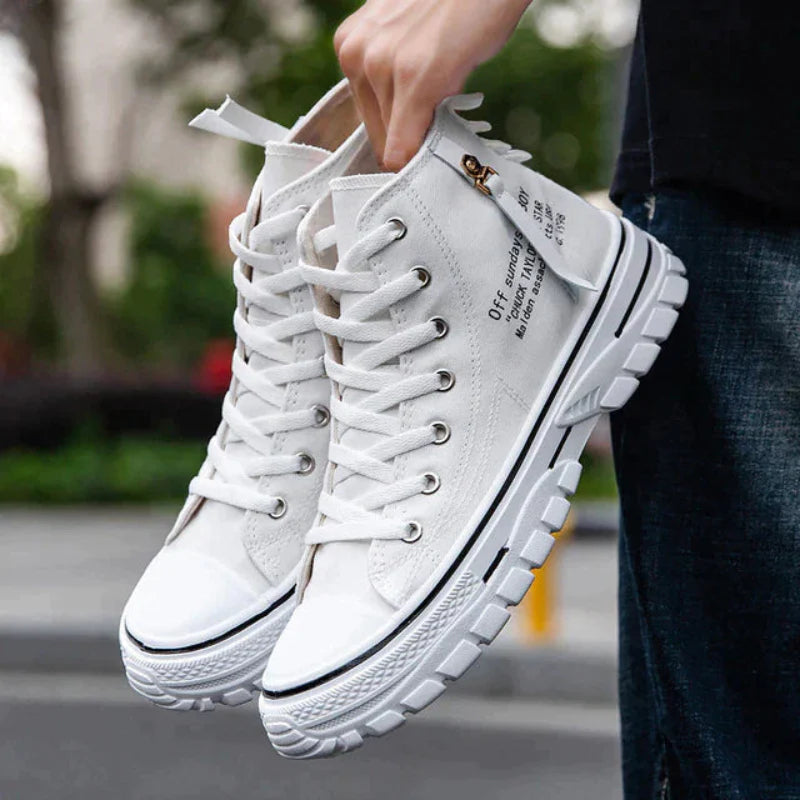 "Hoge heren sneakers, eigentijds design, synthetisch, casual of semi-formeel, kleuren: zwart, blauw, wit."
