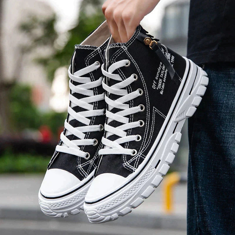 "Hoge heren sneakers, eigentijds design, synthetisch, casual of semi-formeel, kleuren: zwart, blauw, wit."