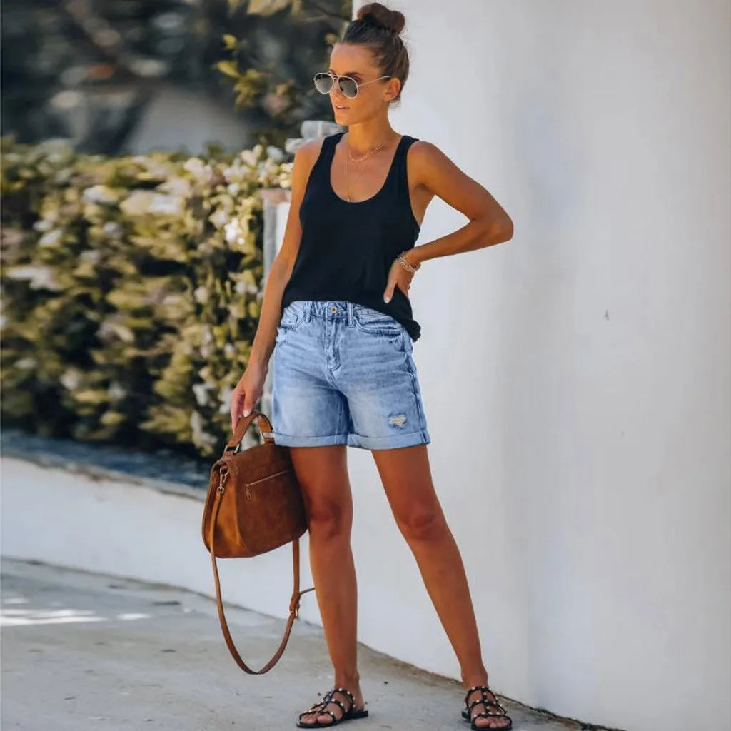 "Hoge taille denim shorts met stoer distressed design en opgerolde zoom, casual en stijlvol voor dameszomerkleding."