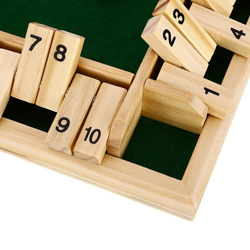 Houten educatief bordspel voor kinderen, met dobbelstenen en genummerde flappen. Ideaal familiespel voor leerplezier.