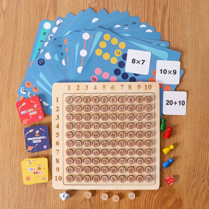 "Houten reken speelbord met cijfers, kleurrijke speelkaarten; educatief speelgoed voor kinderen, stimuleert leren en spelen."