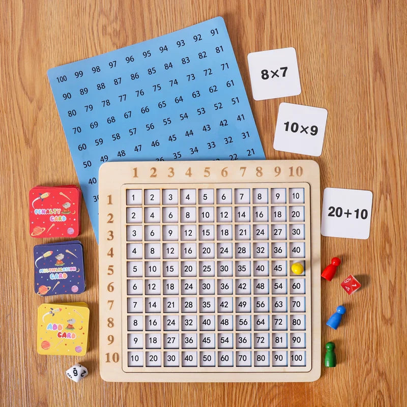 "Houten reken speelbord met cijfers, kleurrijke speelkaarten; educatief speelgoed voor kinderen, stimuleert leren en spelen."