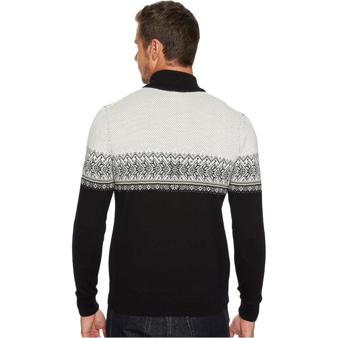 "Hovden heren trui in lichtgewicht stof met tijdloos patroon en elegante look, ideaal voor elke gelegenheid."