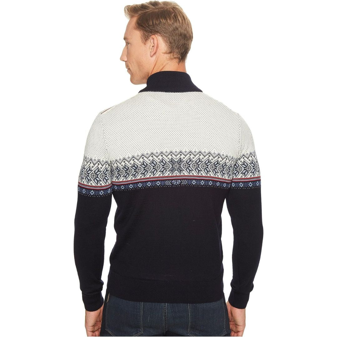 "Hovden heren trui in lichtgewicht stof met tijdloos patroon en elegante look, ideaal voor elke gelegenheid."