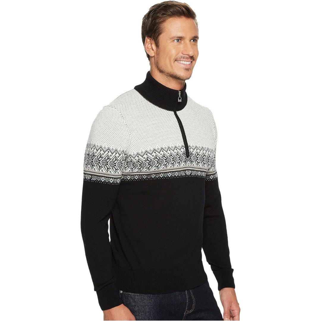"Hovden heren trui in lichtgewicht stof met tijdloos patroon en elegante look, ideaal voor elke gelegenheid."