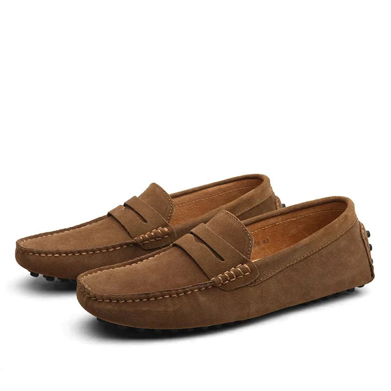 "Italiaanse stijl heren suède loafers, elegant ontwerp, bruine kleur, ideaal voor zowel casual als formele gelegenheden."