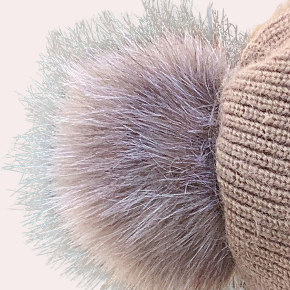 "Jasmijn muts en sjaal set in roze met pompon, zacht nertsfleece voor comfort en stijl, ideaal voor koude dagen."