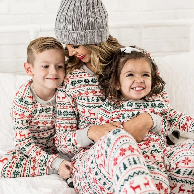 "Kerst pyjama's voor gezin in warme kleuren, comfortabel katoen, perfect voor feestelijke familiefoto's, alle maten."