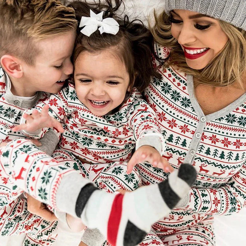 "Kerst pyjama's voor gezin in warme kleuren, comfortabel katoen, perfect voor feestelijke familiefoto's, alle maten."
