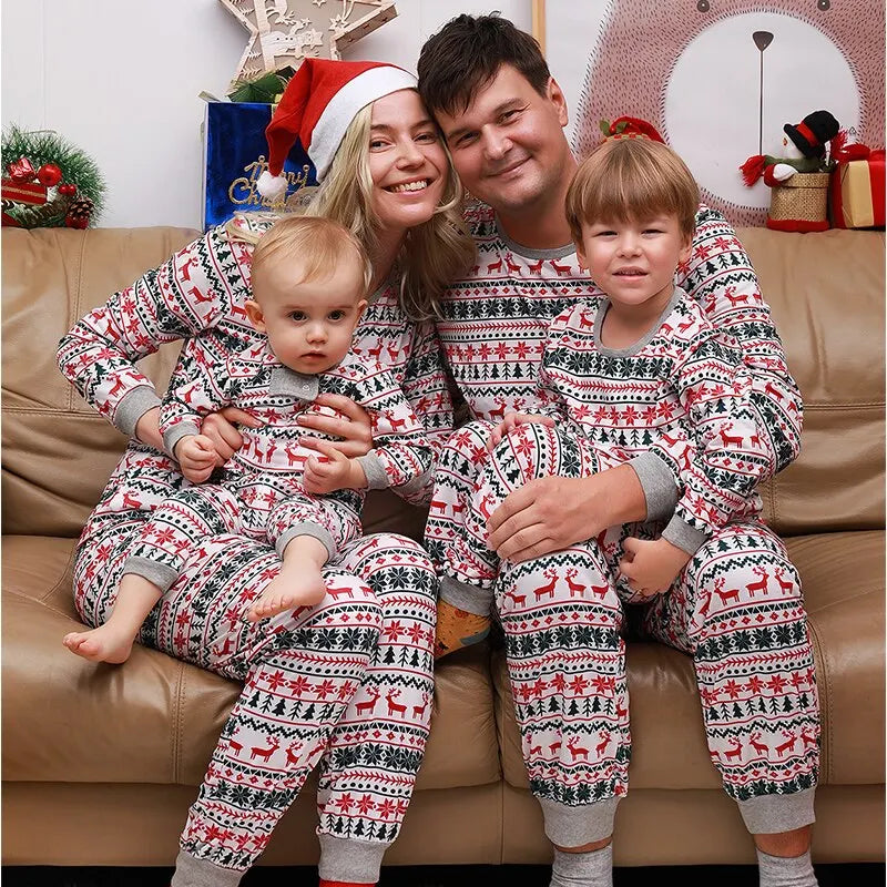 "Kerst pyjama's voor gezin in warme kleuren, comfortabel katoen, perfect voor feestelijke familiefoto's, alle maten."