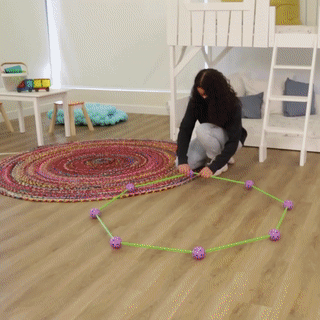 "Kinderen spelen creatief in kleurrijk, magisch speelfort; geschikt voor binnen en buiten, met optionele sets en accessoires.