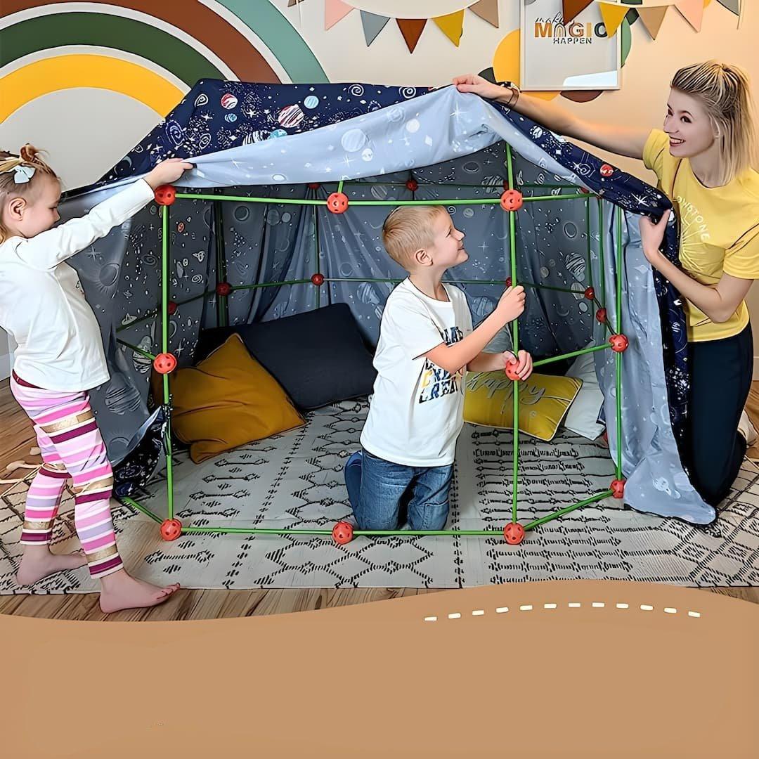 "Kinderen spelen creatief in kleurrijk, magisch speelfort; geschikt voor binnen en buiten, met optionele sets en accessoires.