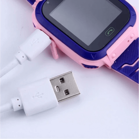 "Kindvriendelijke GPS smartwatch in blauw met kleurrijk scherm voor veiligheid en educatief spelplezier."