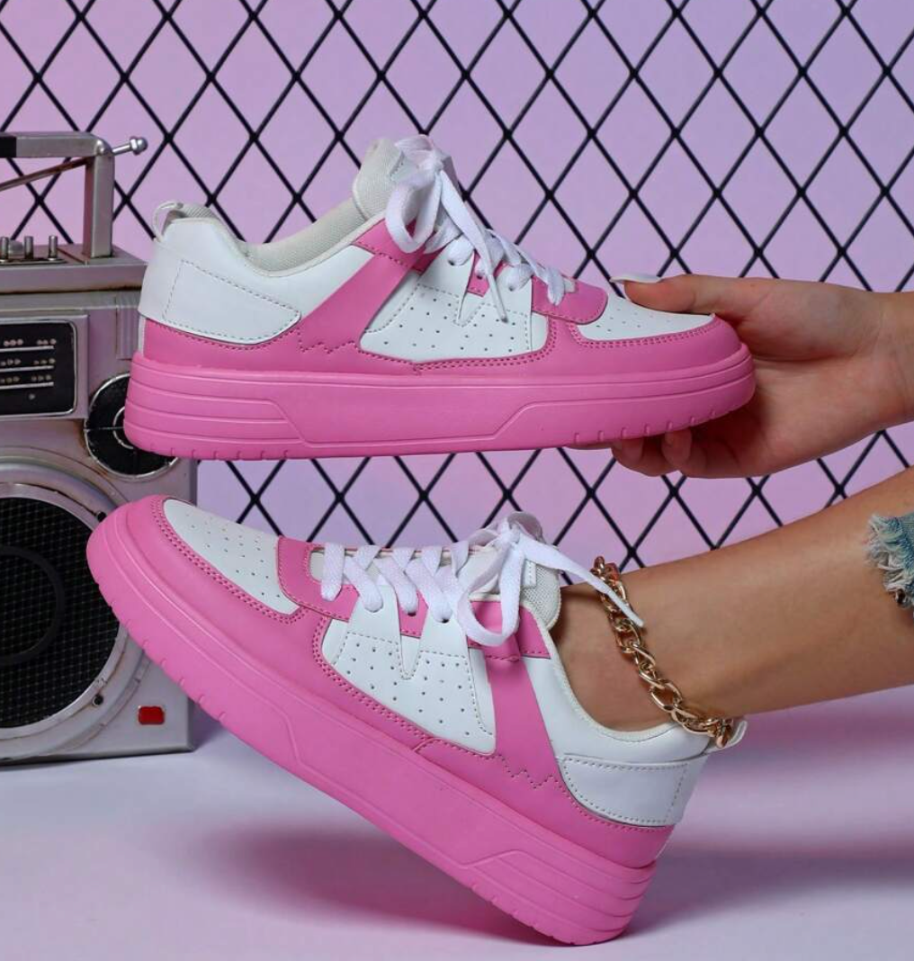 "Kleurrijke dames sneakers met wit, blauw, zwart en roze design, ademend materiaal en ergonomische pasvorm voor comfort."