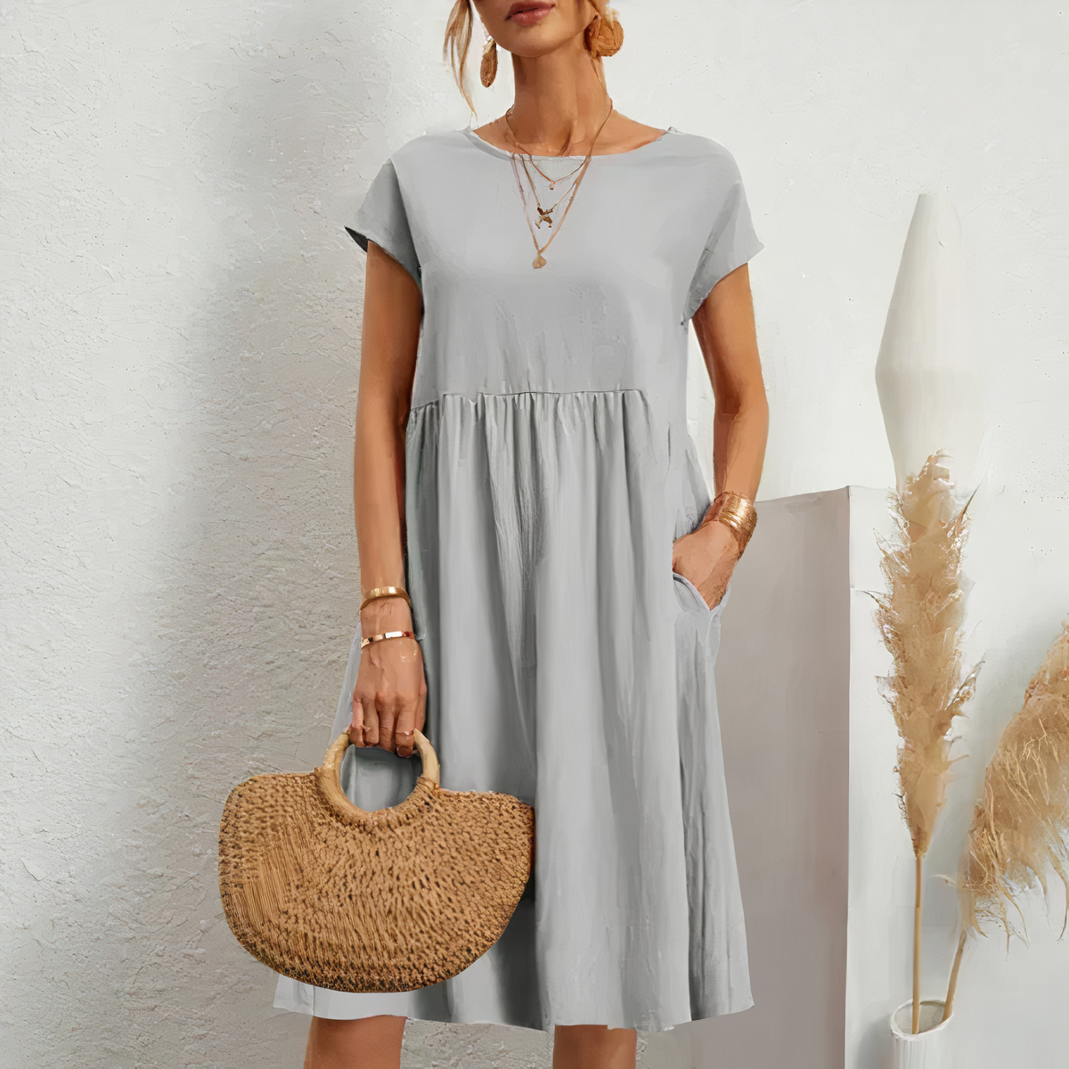 "Knielange zomerjurk met zakken, veelzijdige beige jurk voor dames, luchtige katoenen stof perfect voor zomerse dagen."