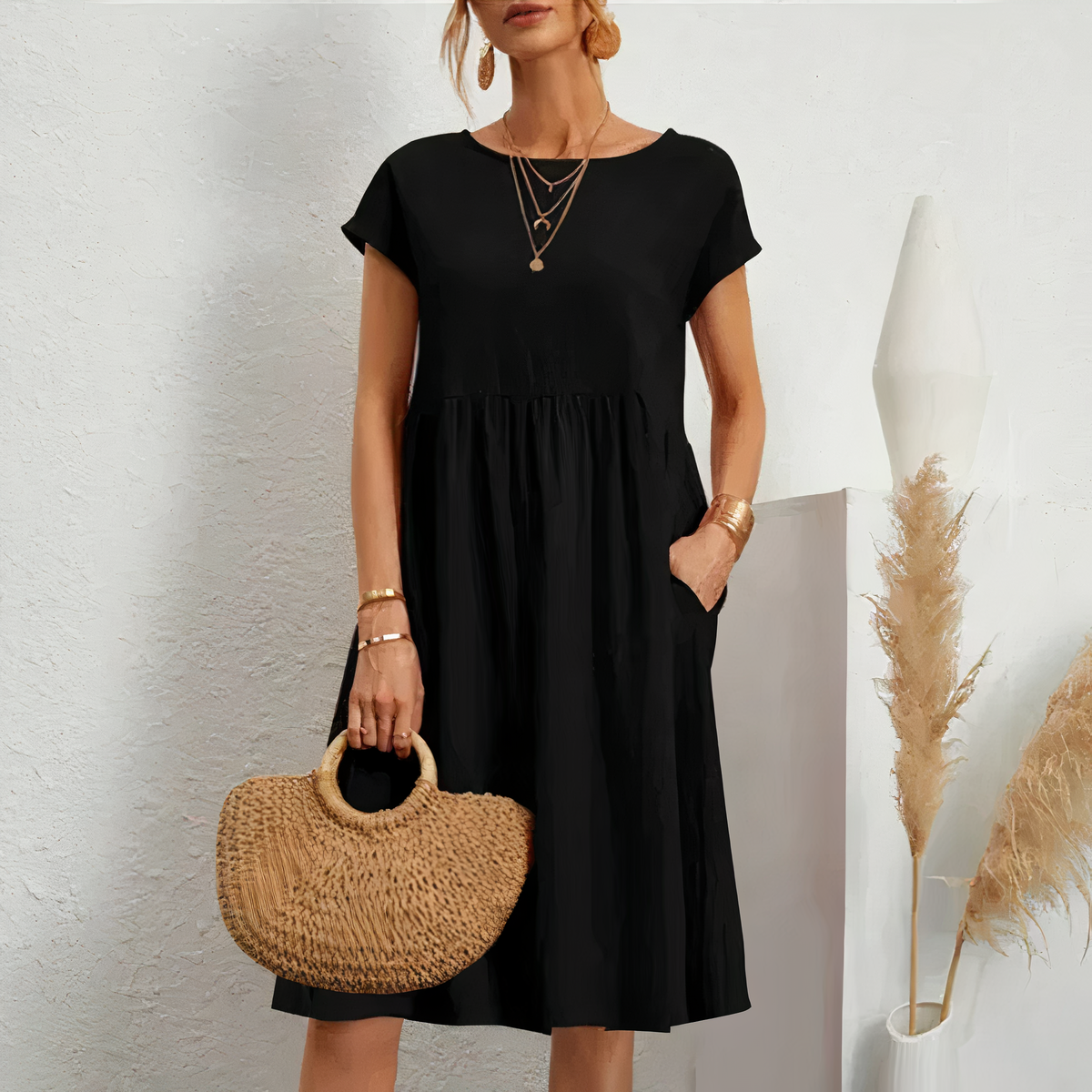"Knielange zomerjurk met zakken, veelzijdige beige jurk voor dames, luchtige katoenen stof perfect voor zomerse dagen."