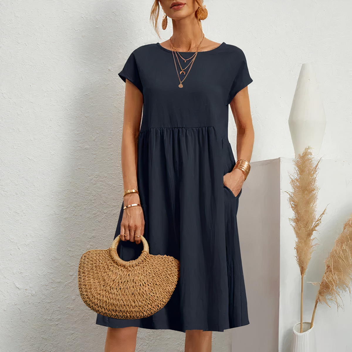 "Knielange zomerjurk met zakken, veelzijdige beige jurk voor dames, luchtige katoenen stof perfect voor zomerse dagen."