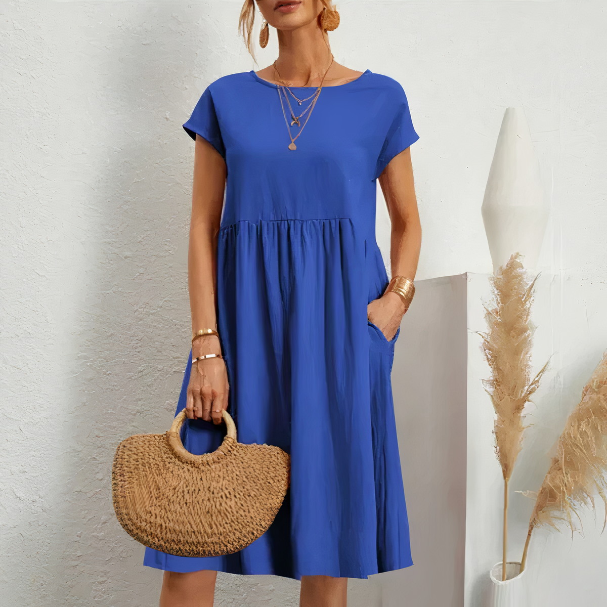 "Knielange zomerjurk met zakken, veelzijdige beige jurk voor dames, luchtige katoenen stof perfect voor zomerse dagen."