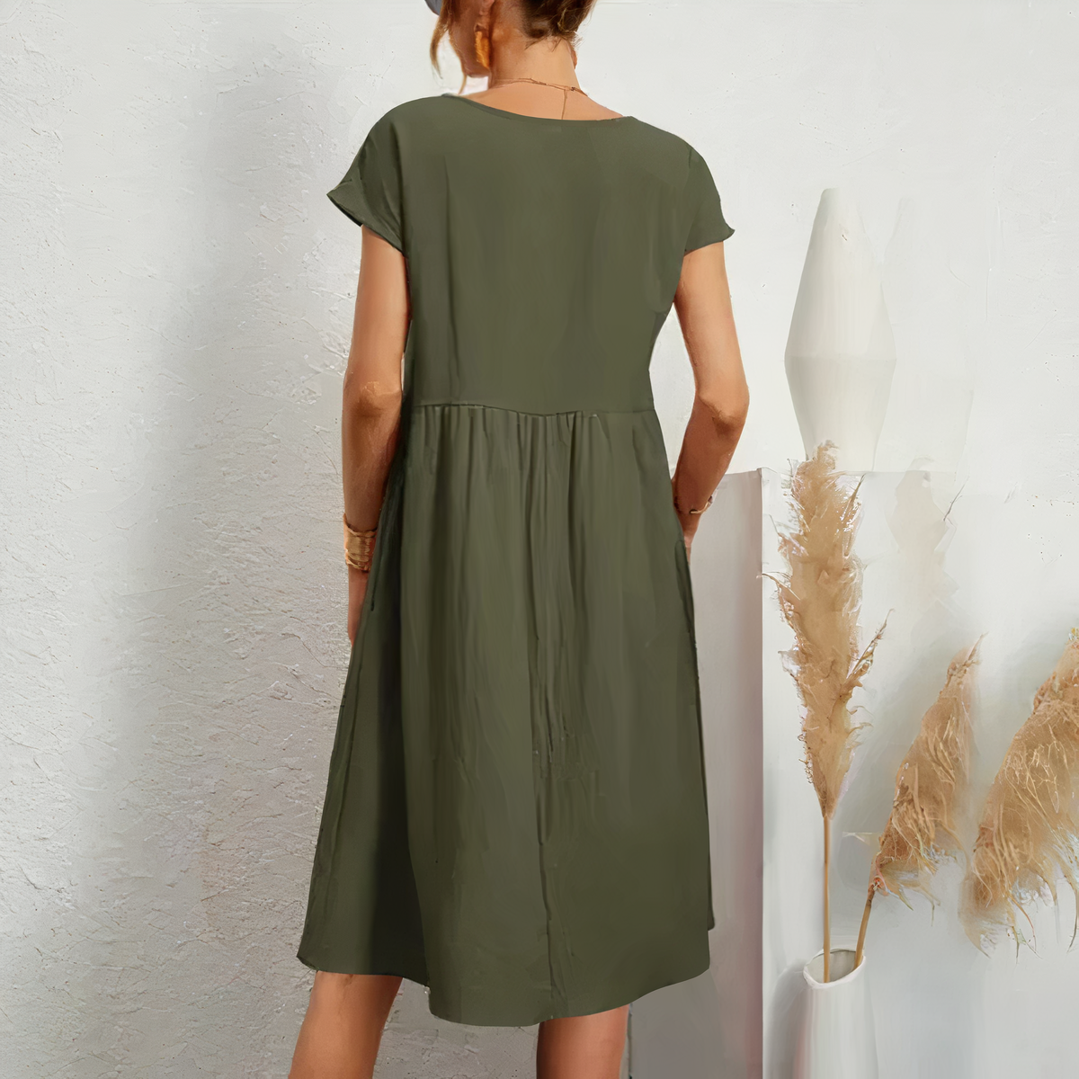 "Knielange zomerjurk met zakken, veelzijdige beige jurk voor dames, luchtige katoenen stof perfect voor zomerse dagen."