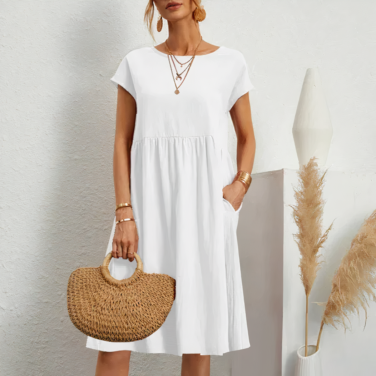 "Knielange zomerjurk met zakken, veelzijdige beige jurk voor dames, luchtige katoenen stof perfect voor zomerse dagen."