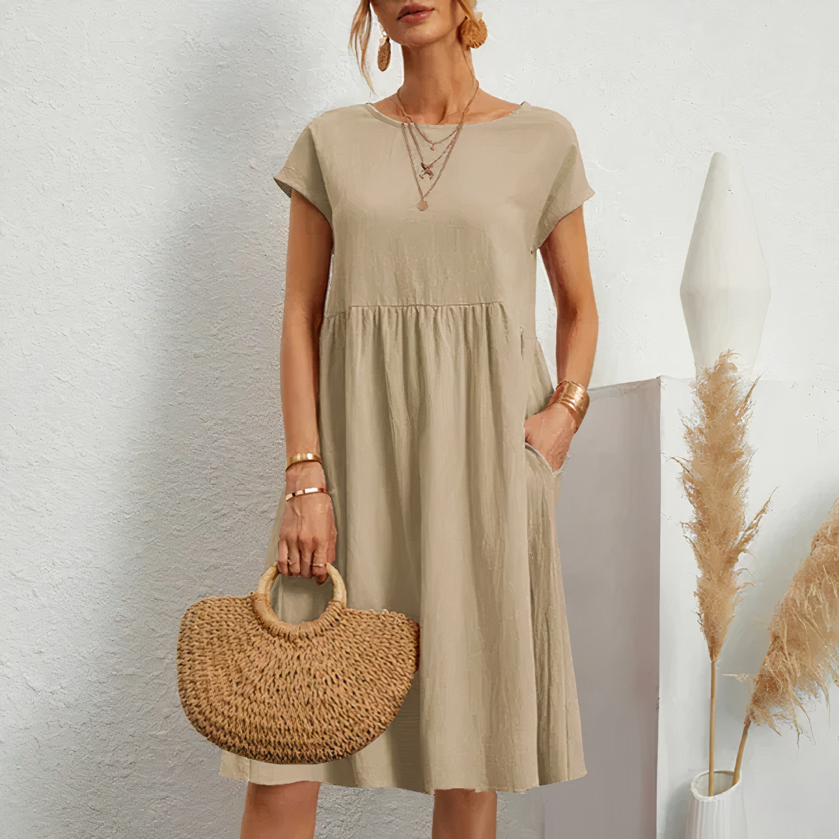 "Knielange zomerjurk met zakken, veelzijdige beige jurk voor dames, luchtige katoenen stof perfect voor zomerse dagen."