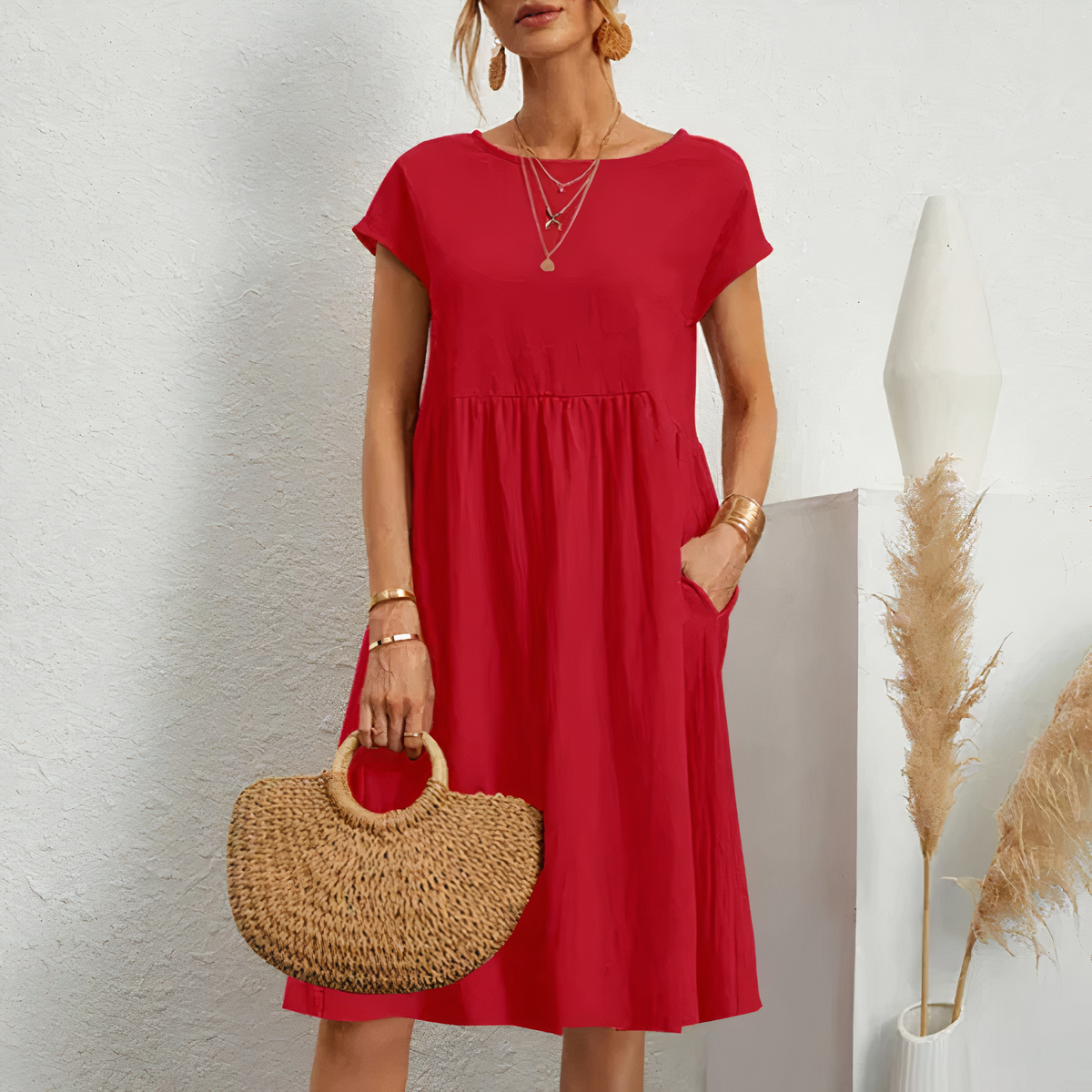 "Knielange zomerjurk met zakken, veelzijdige beige jurk voor dames, luchtige katoenen stof perfect voor zomerse dagen."