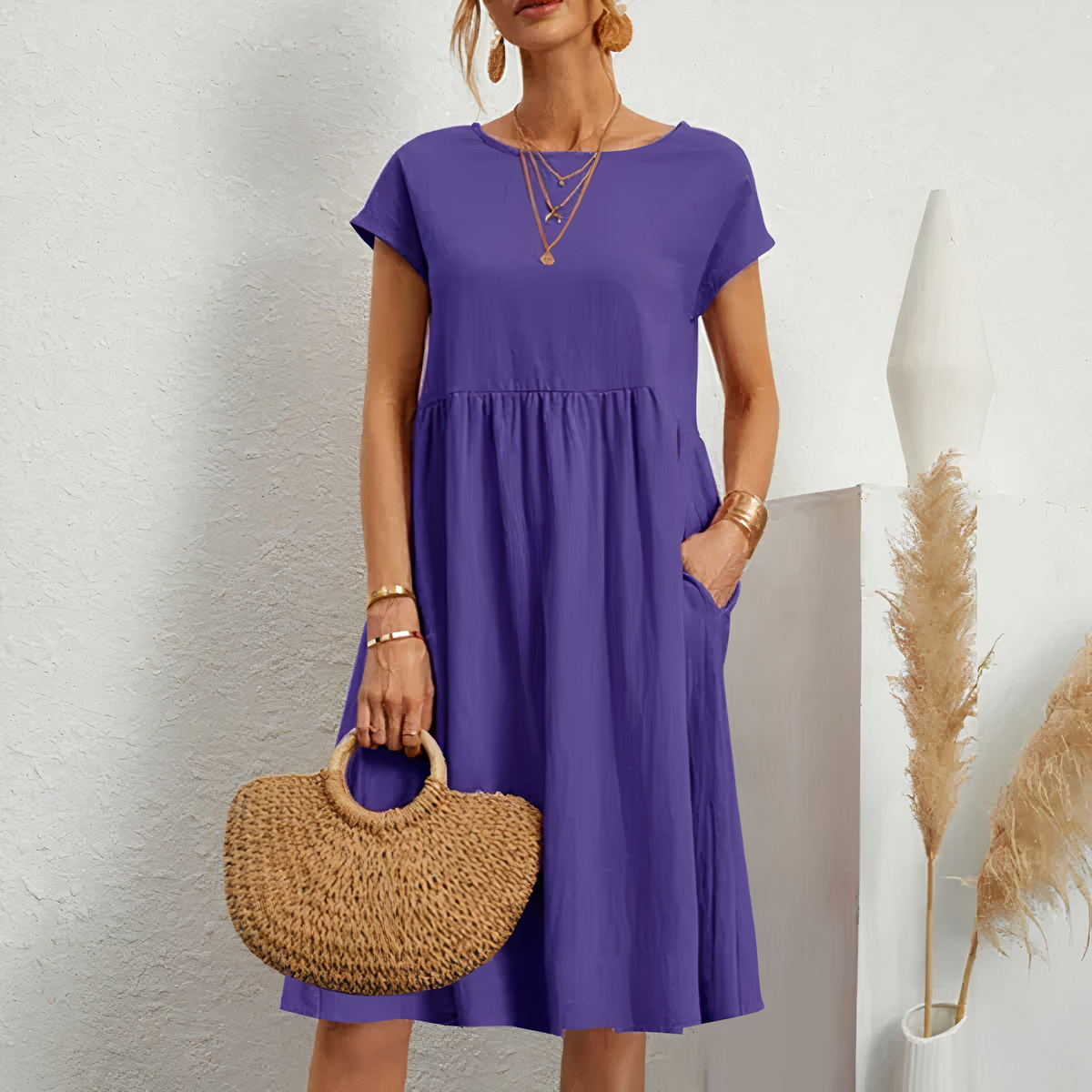 "Knielange zomerjurk met zakken, veelzijdige beige jurk voor dames, luchtige katoenen stof perfect voor zomerse dagen."