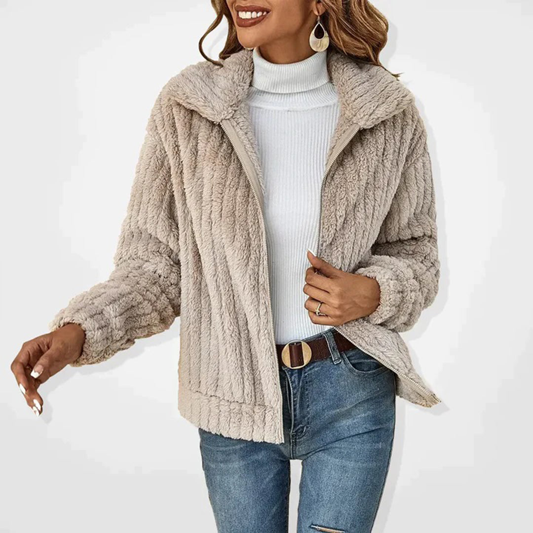 "Lang fleece damesvest, elegant, warme herfstkleuren, met ritssluiting en steekzakken, lange snit voor chique look."