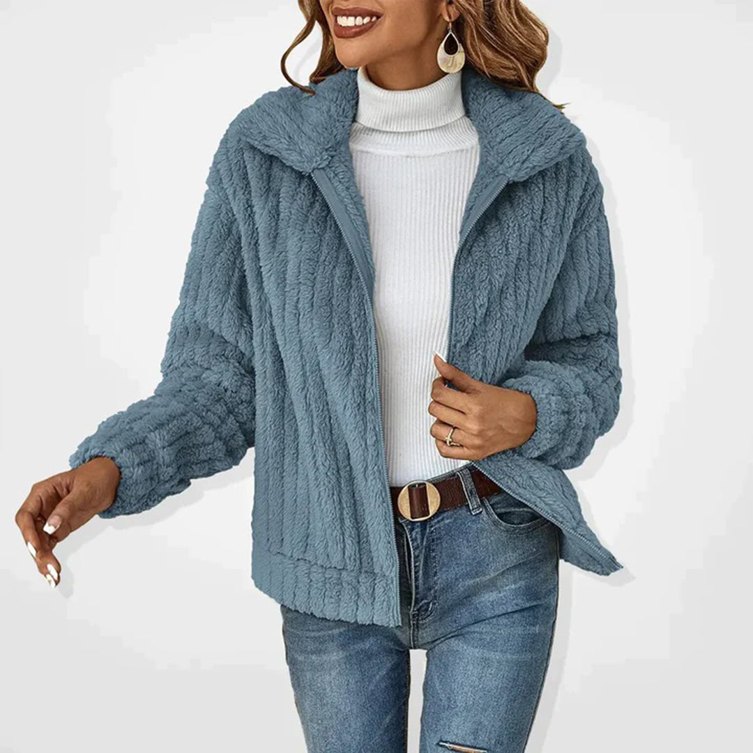 "Lang fleece damesvest, elegant, warme herfstkleuren, met ritssluiting en steekzakken, lange snit voor chique look."