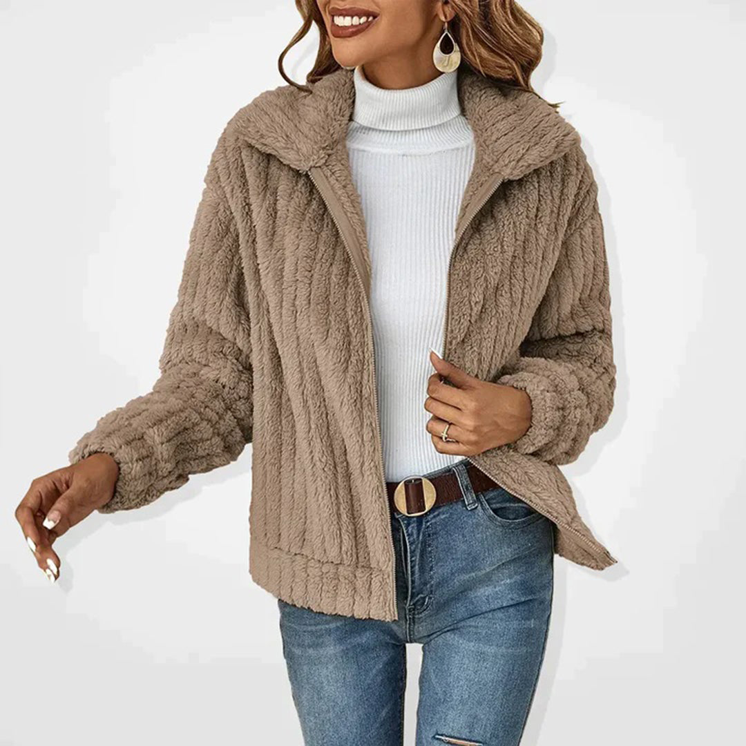 "Lang fleece damesvest, elegant, warme herfstkleuren, met ritssluiting en steekzakken, lange snit voor chique look."