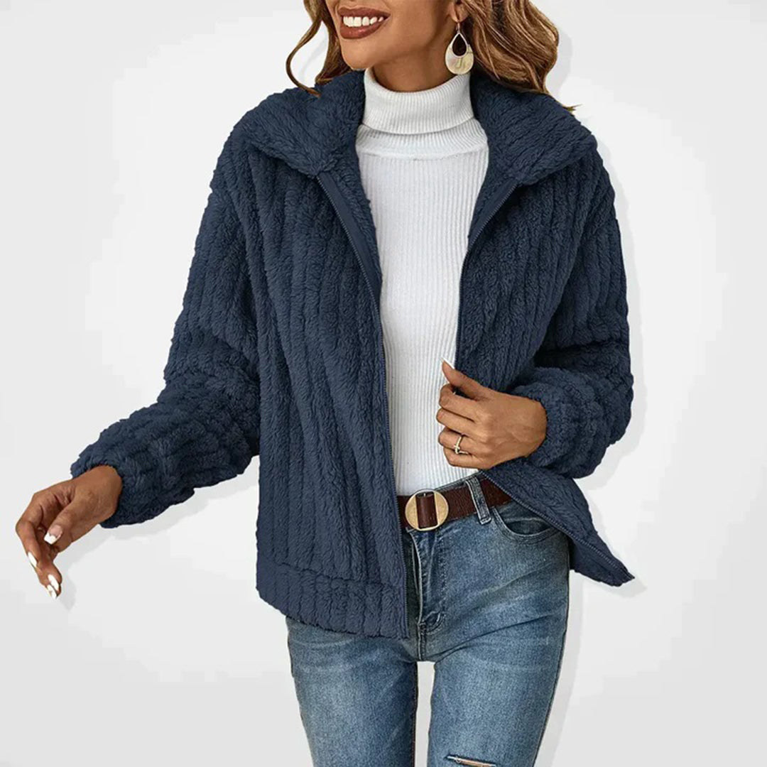 "Lang fleece damesvest, elegant, warme herfstkleuren, met ritssluiting en steekzakken, lange snit voor chique look."