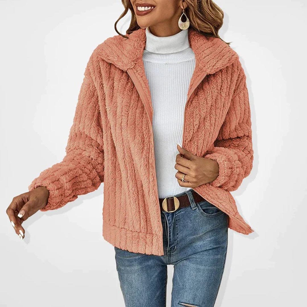"Lang fleece damesvest, elegant, warme herfstkleuren, met ritssluiting en steekzakken, lange snit voor chique look."