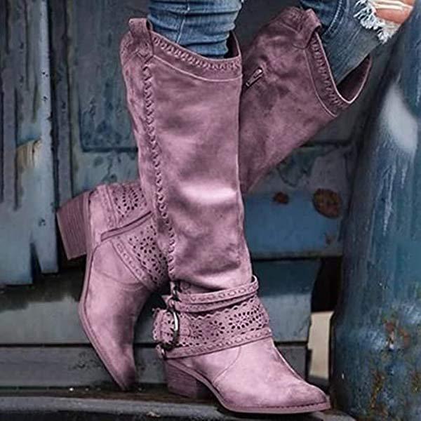 "Lang suède boho laarzen met gespsluitingen en subtiele stiksels, elegante bohemian dames schoenen in bruin."