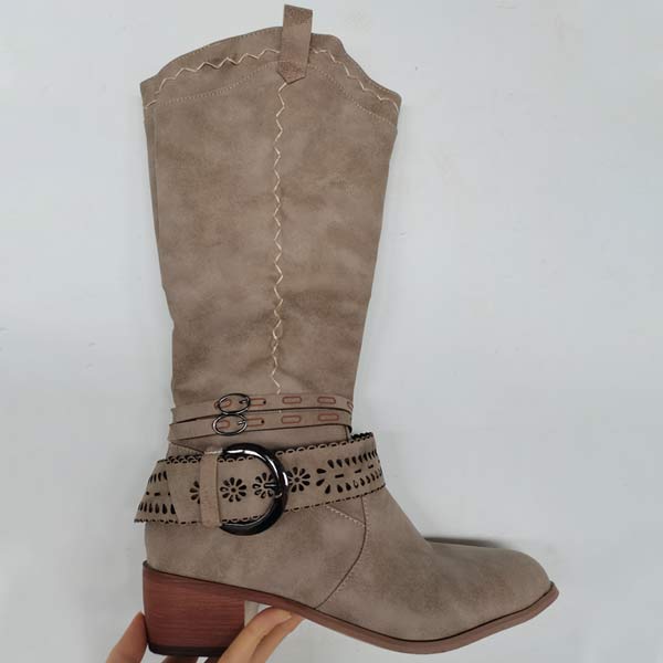 "Lang suède boho laarzen met gespsluitingen en subtiele stiksels, elegante bohemian dames schoenen in bruin."