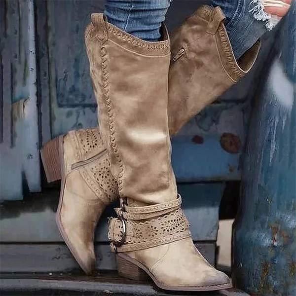 "Lang suède boho laarzen met gespsluitingen en subtiele stiksels, elegante bohemian dames schoenen in bruin."