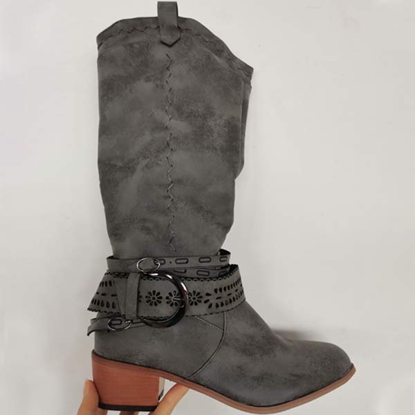 "Lang suède boho laarzen met gespsluitingen en subtiele stiksels, elegante bohemian dames schoenen in bruin."