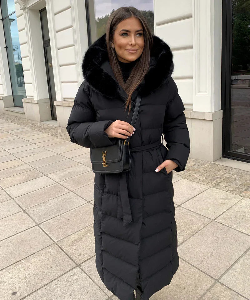 Lange gewatteerde dames winterjas met faux fur kraag, premium isolatie en zakken, in zwart of beige, voor stijl en comfort.
