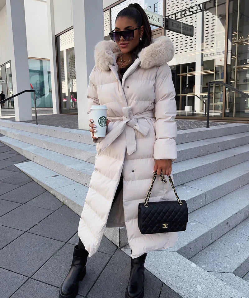 Lange gewatteerde dames winterjas met faux fur kraag, premium isolatie en zakken, in zwart of beige, voor stijl en comfort.