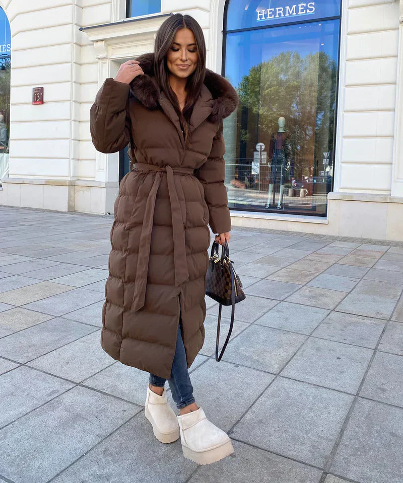 Lange gewatteerde dames winterjas met faux fur kraag, premium isolatie en zakken, in zwart of beige, voor stijl en comfort.