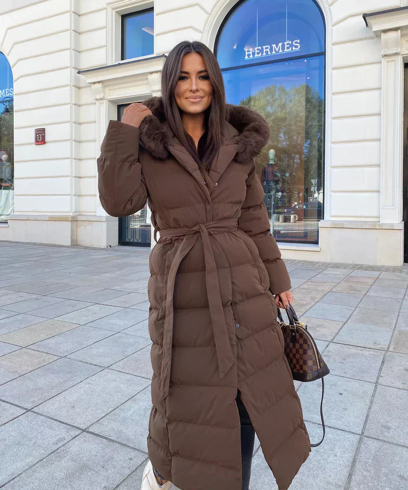 Lange gewatteerde dames winterjas met faux fur kraag, premium isolatie en zakken, in zwart of beige, voor stijl en comfort.
