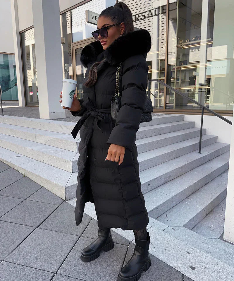 Lange gewatteerde dames winterjas met faux fur kraag, premium isolatie en zakken, in zwart of beige, voor stijl en comfort.